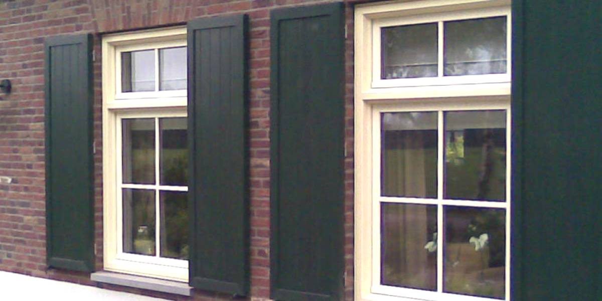 houten raam plaatsen